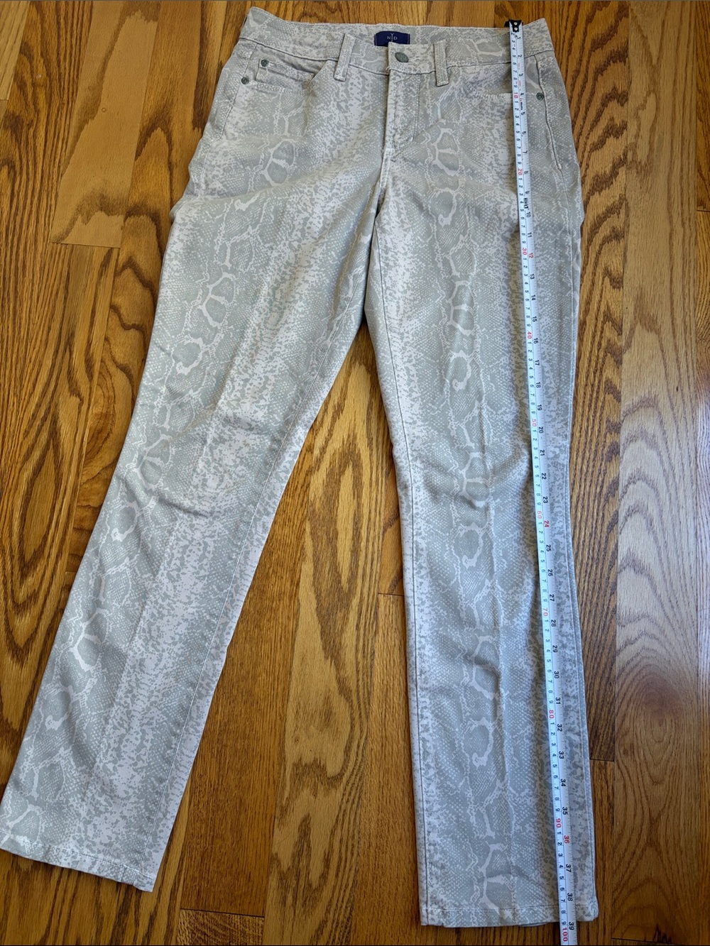 NYDJ Straight Leg Jeans in Light Snake Print - Cream/Gray. Size:2 - Picture 9 of 11